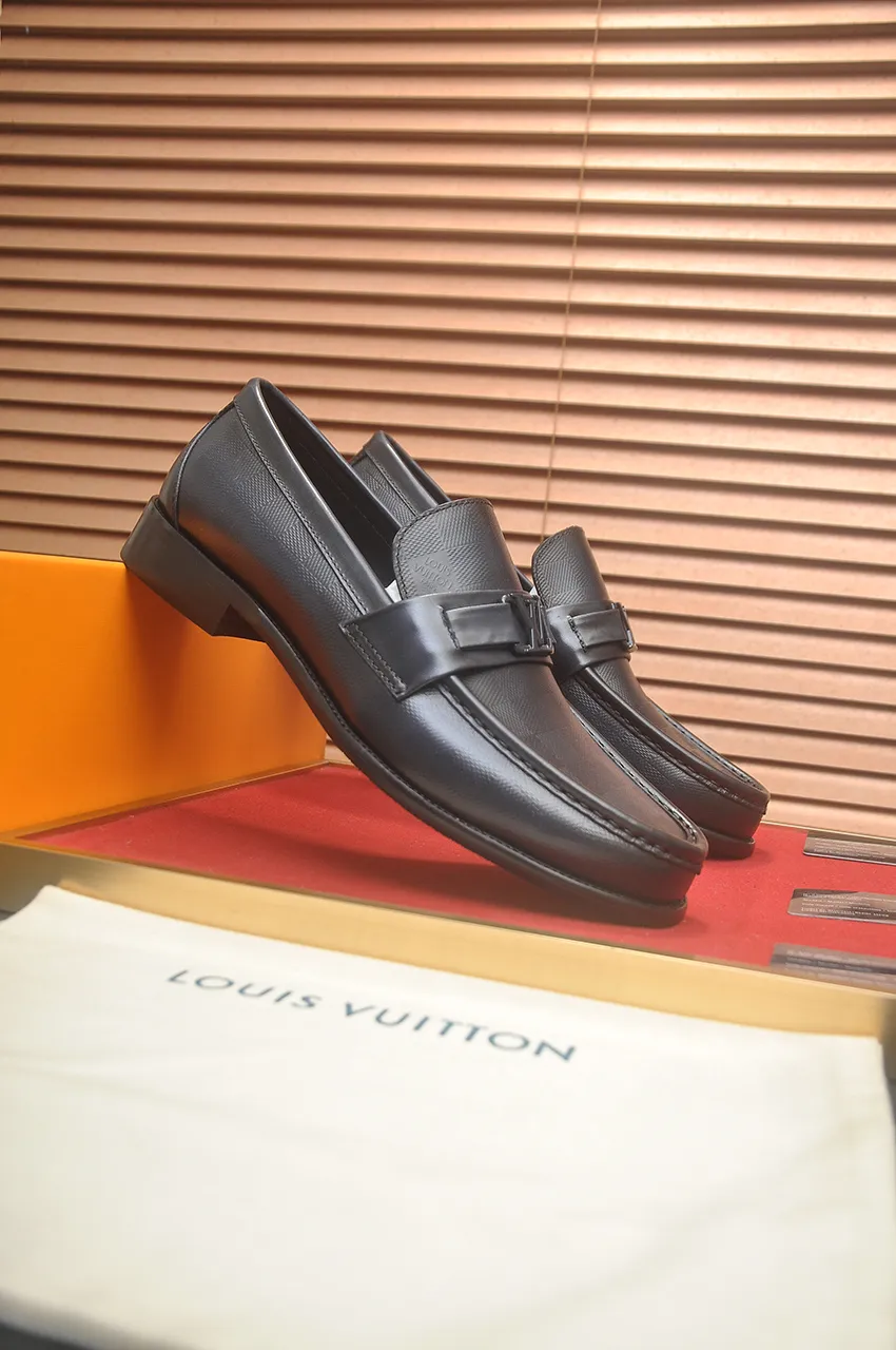 Men's men's shoes 💰540💶 [LV] (original single cowhide lining) 🍀LV's latest genuine leather business suit shoes are launched simultaneously on the official website. The first-layer cowhide imported from Italy is made of heavy gold, 💥official website 1:1 rubber outsole. Versatile to wear, high-end without losing class, and the color combination is extraordinary. This four-season style is alluring when worn on your feet, showing off your big-name flair. Standard code 39-45 (45 customized)